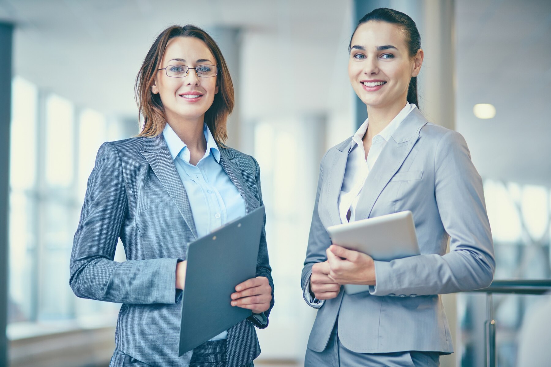 businesswomen-waiting-their-workmates_1098-3397